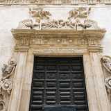 Usciamo sul largo. Giriamo quindi a sinistra in via Giandonato Rogadeo, fulcro della recente rinascita commerciale e sede di due importanti "attrazioni". Prima sulla sinistra incontriamo la seicentesca chiesa del Purgatorio, con il suo curioso portale ornato da figure scheletriche umane...